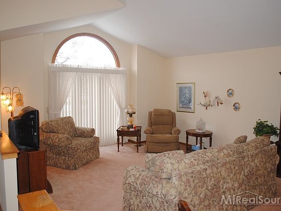 5th image of 47390 Hunters Chase Dr