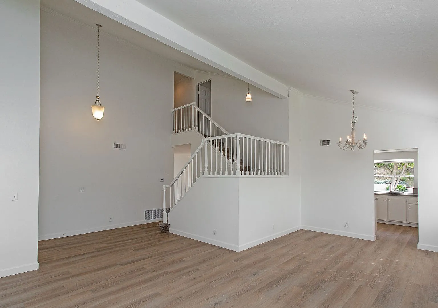 Bright and Beautiful 4 Bedroom Home in Carlsbad! — Photo 2