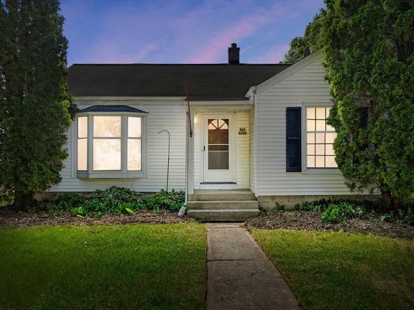 W63N399 Hillcrest AVENUE, Cedarburg, WI 53012