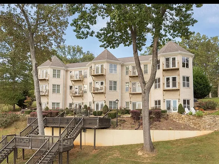 687 Lakewood Dr #C — Photo 1