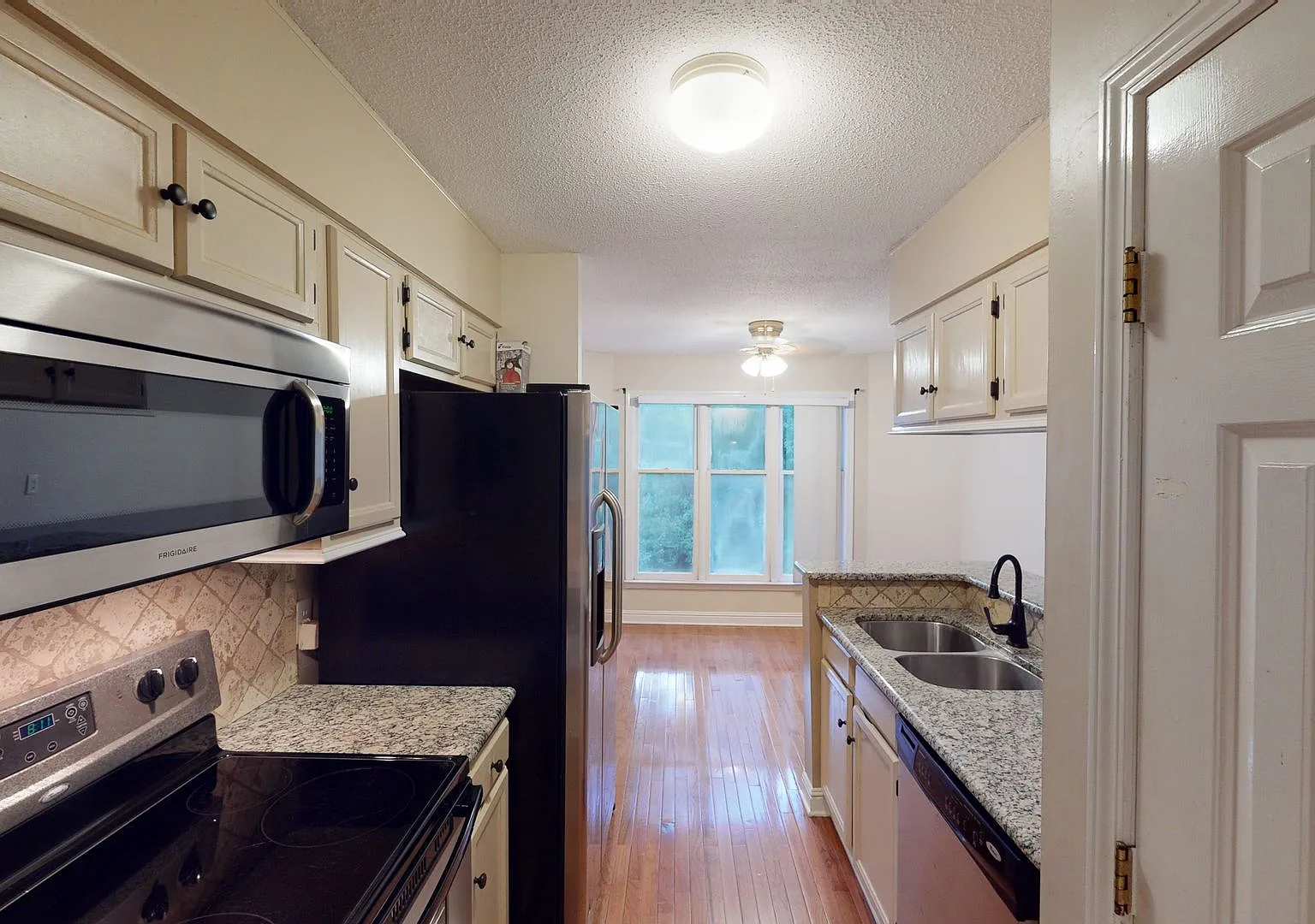 Wonderful Uptown renovated top floor condo! — Photo 3