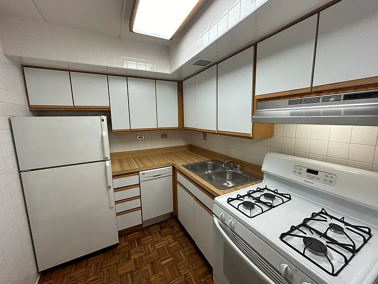 2340 N Commonwealth Ave — Photo 10