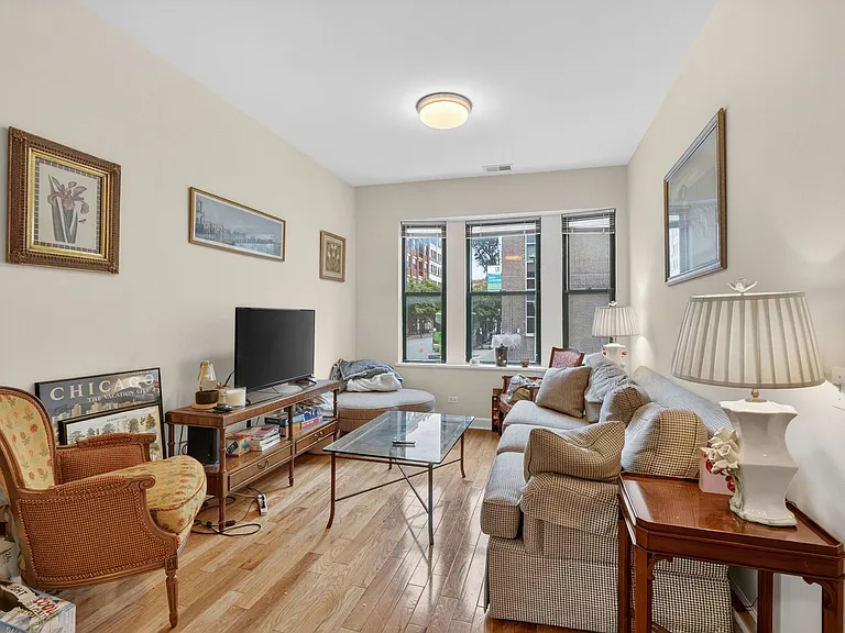 961 W Fletcher St #1 — Photo 6