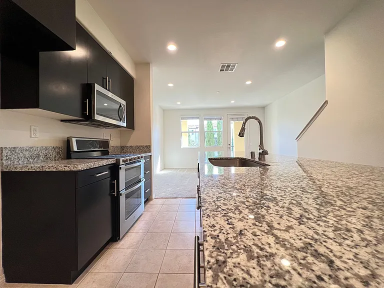938 E Weaver Ln — Photo 8