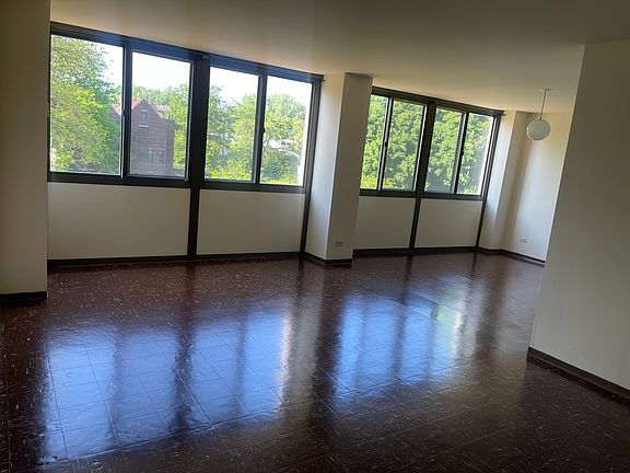 5th image of 4800 S Lake Park Ave #205A