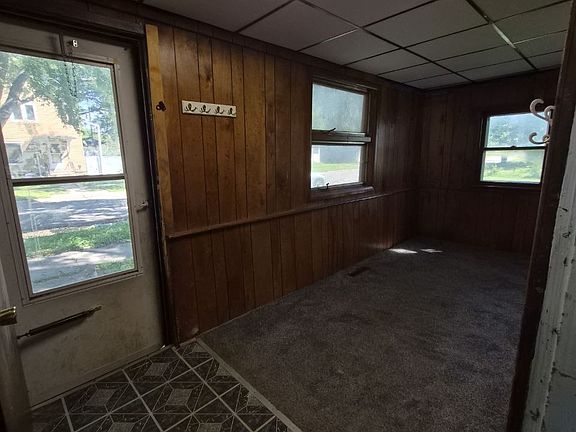 2nd image of 851 Dawson St