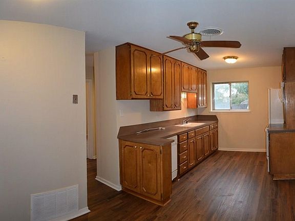 5th image of 913 Van Horn St