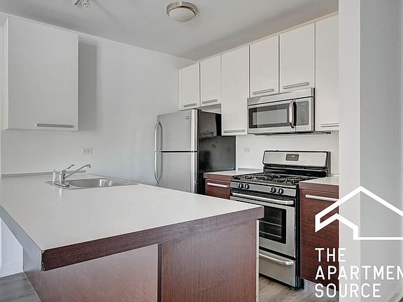 3rd image of 1542 W Glenlake Ave #3