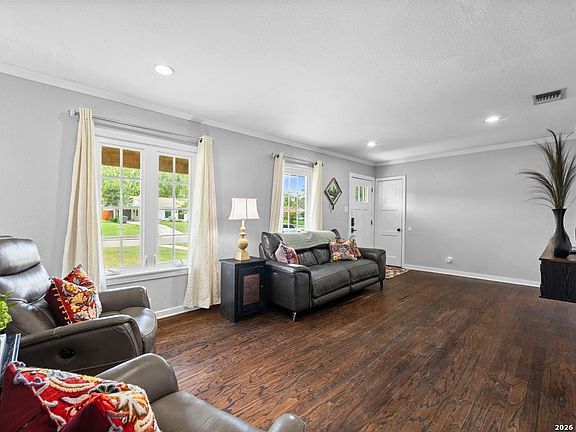 4th image of 254 Wellesley
