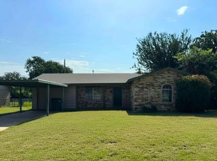 801 Park Plaza Dr, Iowa Park, TX 76367