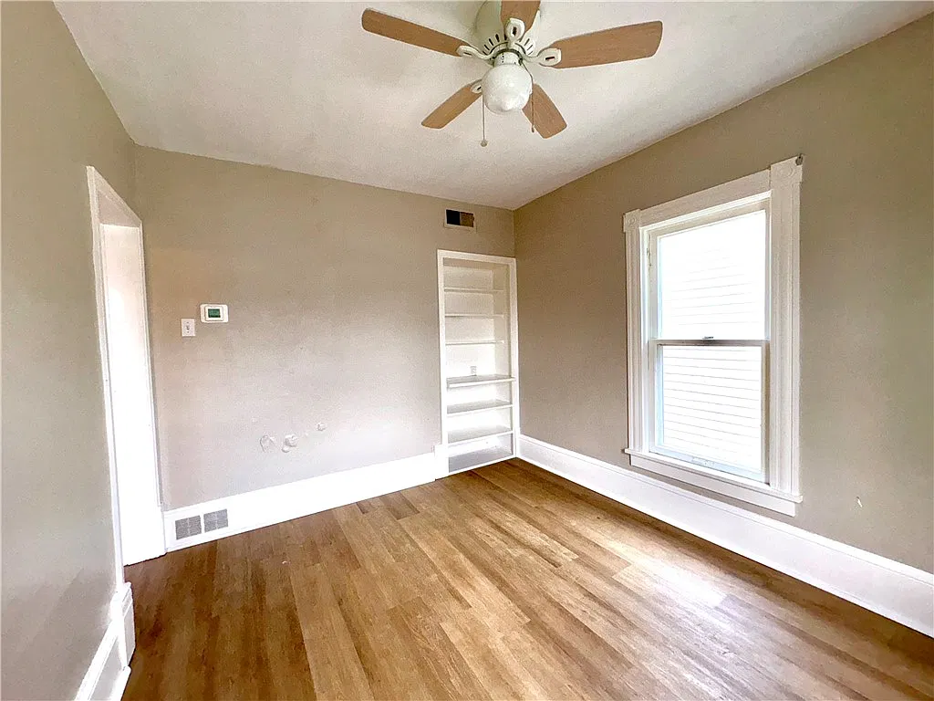 1 bed, 1992 sqft, $1,000 — Photo 2