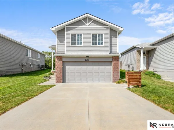 866 Barker Ln, Lincoln, NE 68521