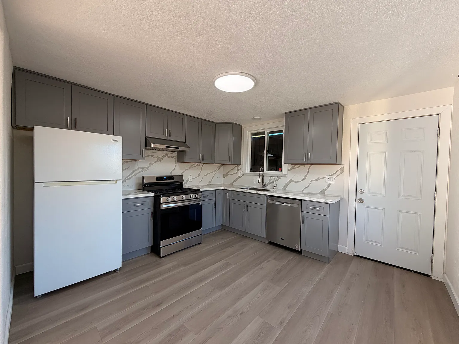2 bed, 750 sqft, $3,700 — Photo 3