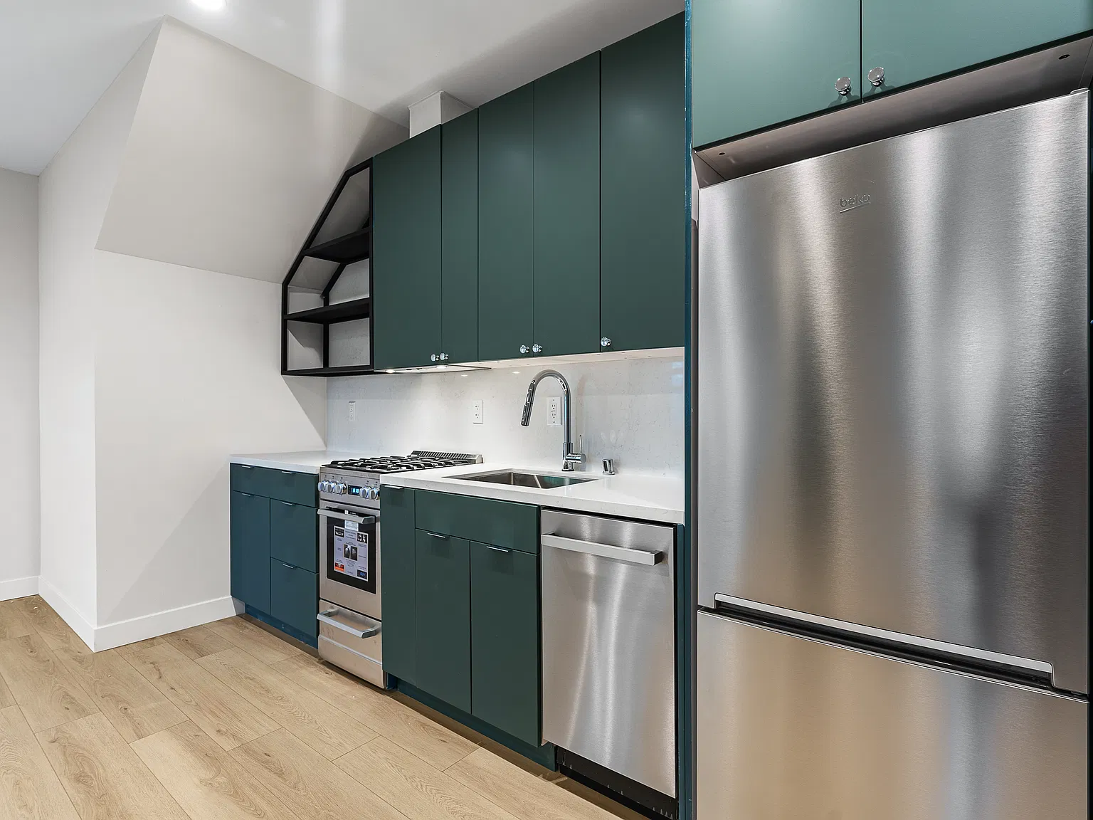 2 bed, 600 sqft, $3,450 — Photo 4
