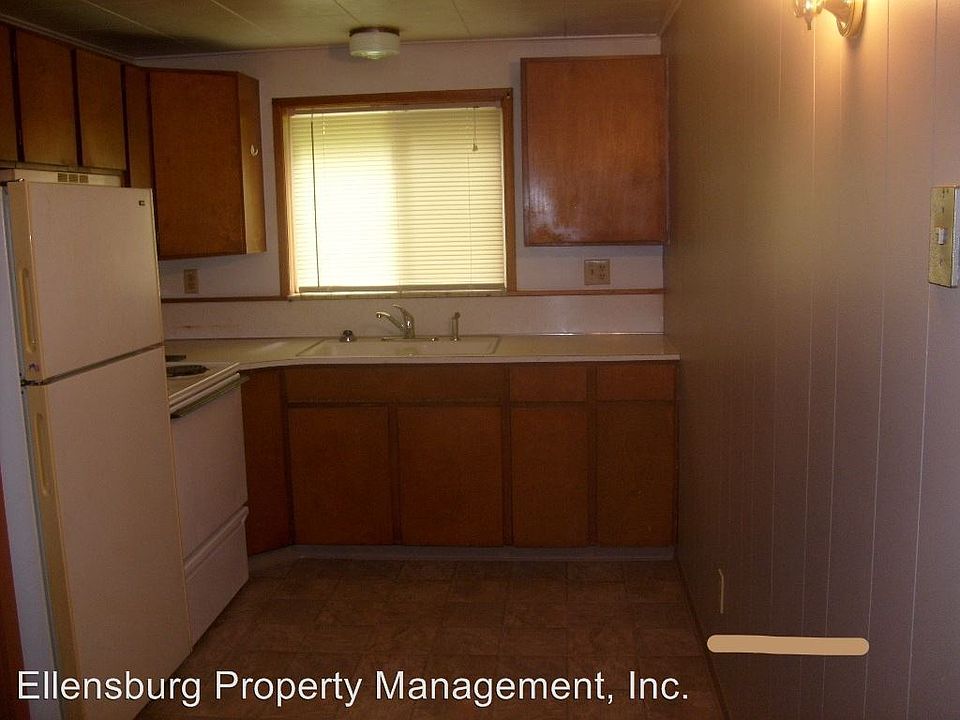 2nd image of 805 N C St APT 3