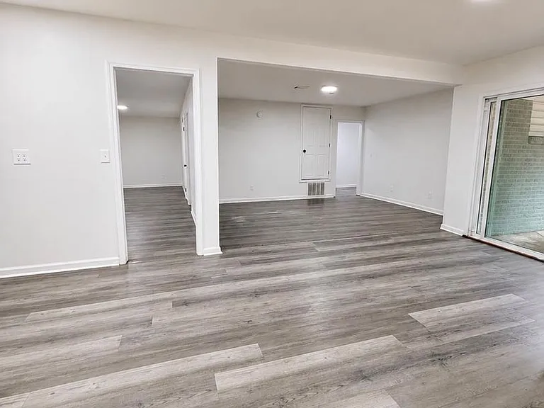 1427 Adrian Ln — Photo 4
