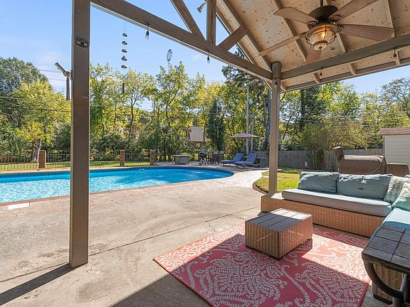 3rd image of 8 Dove Creek Cir