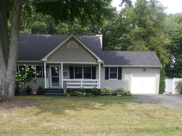 9 Runyon Street, Bay Shore, NY 11706