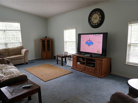 5th image of 105 Zircon Dr