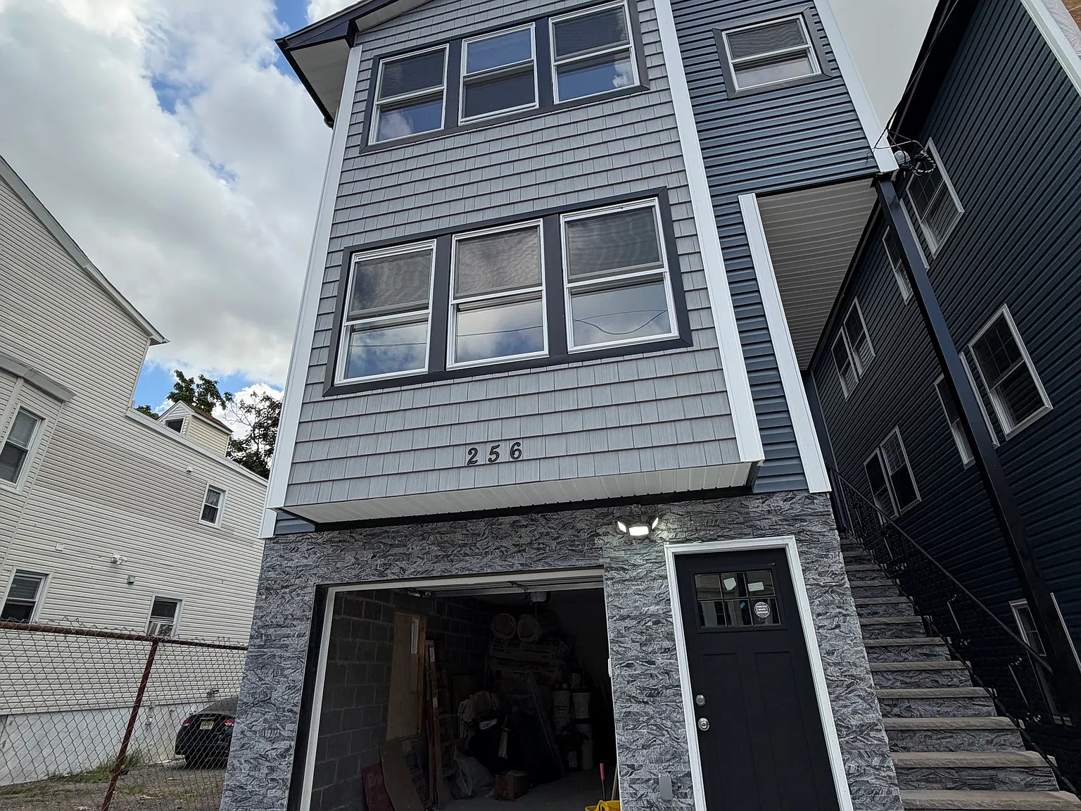 3 bed, $2,700 — Photo 1