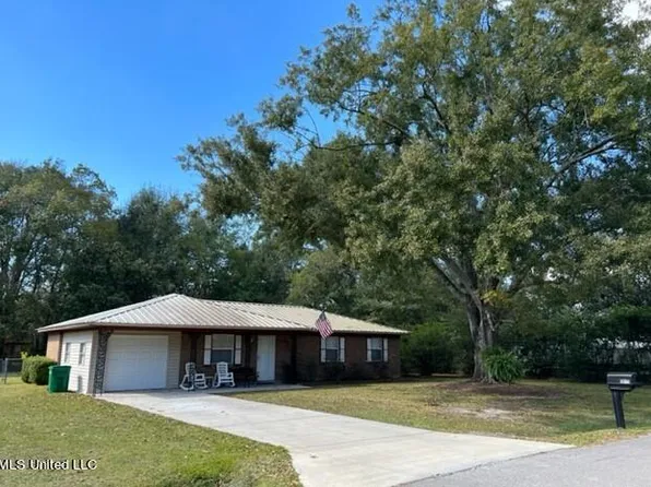 9813 Briarcliff Dr, Moss Point, MS 39562