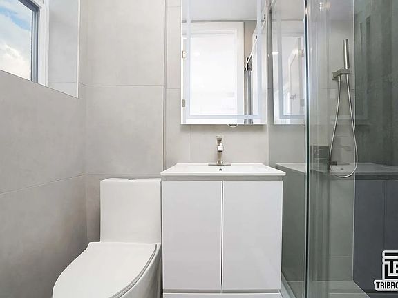 5th image of 417 Lorimer St #1R