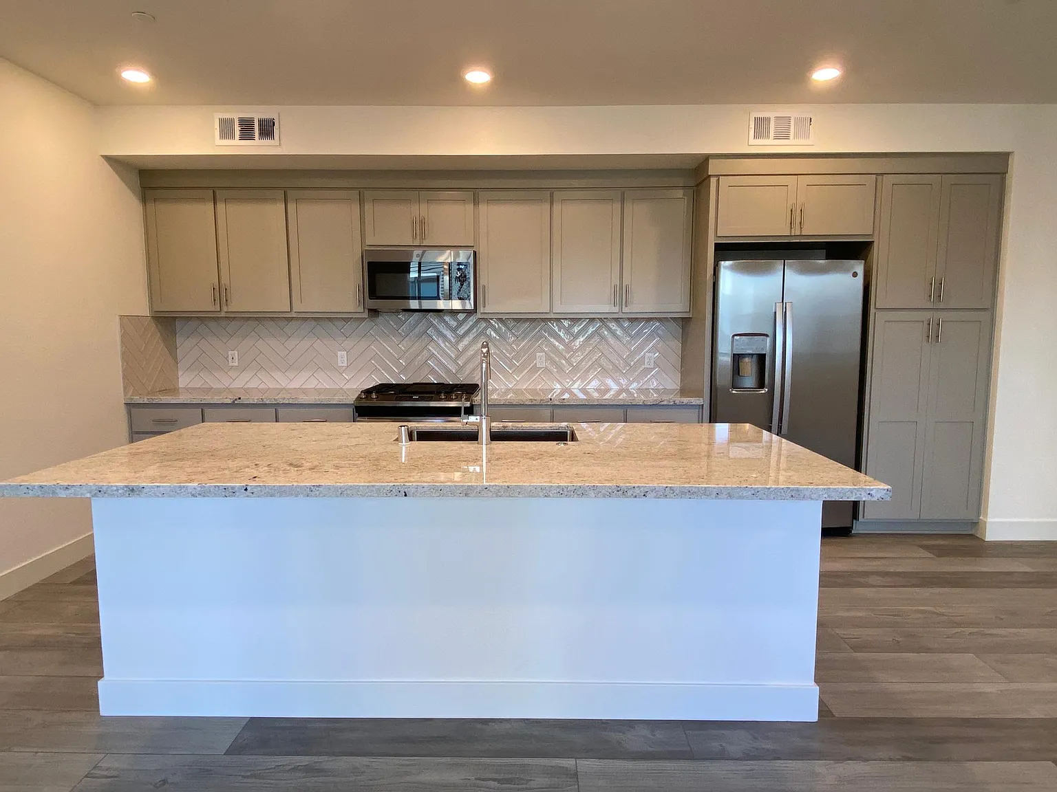 3893 Quantum Rd — Photo 3