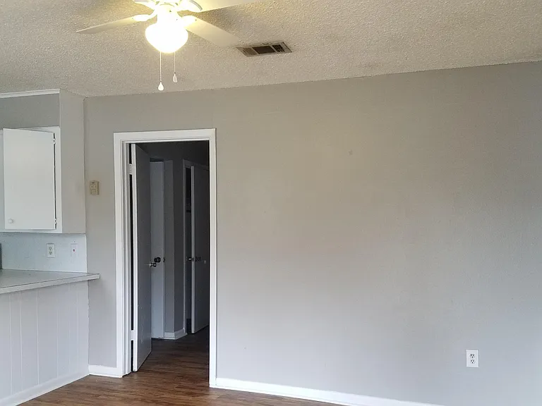 2282 University Pkwy #9 — Photo 3