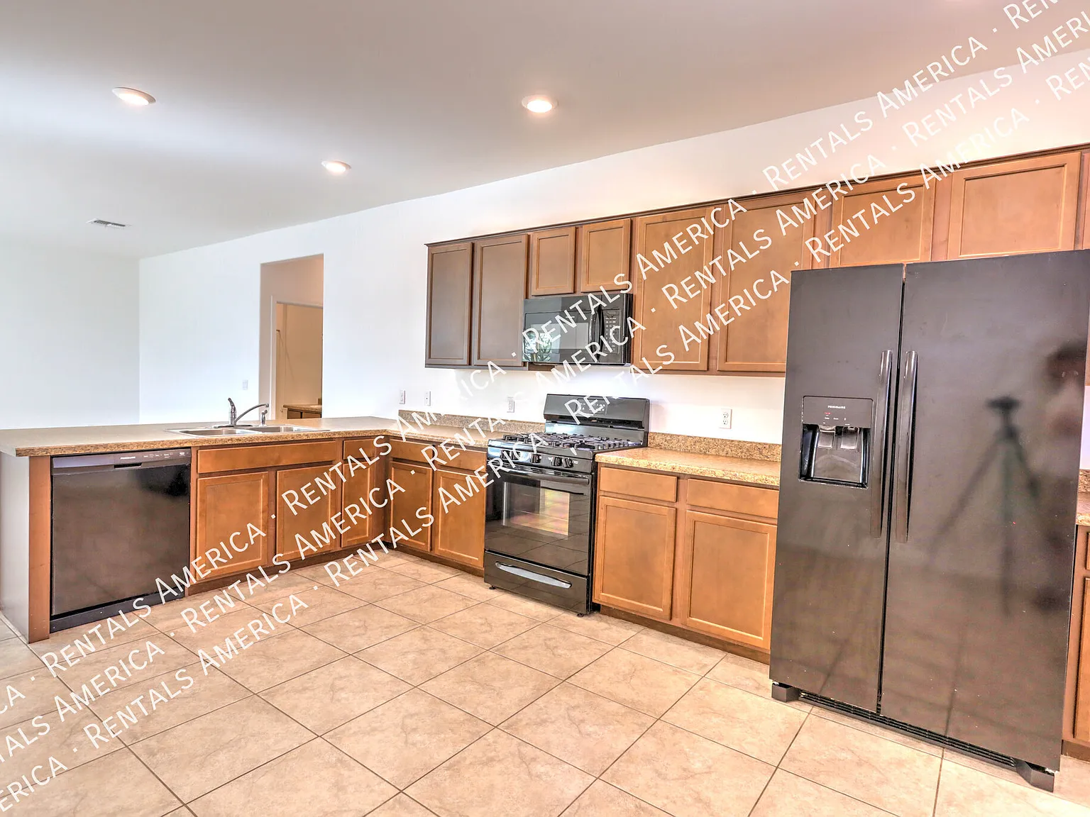 Beautiful 3 bed/2 bath Home with Washer/Dryer Connections! — Photo 4