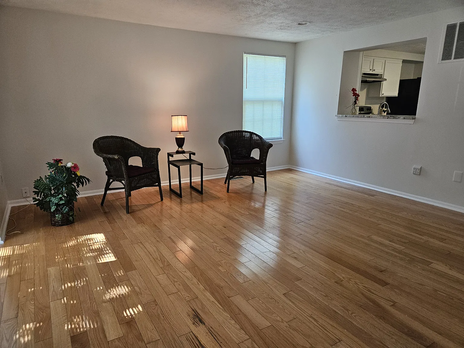 3 bed, 1720 sqft, $2,450 — Photo 3