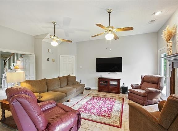 4th image of 401 Holm Oak Ln