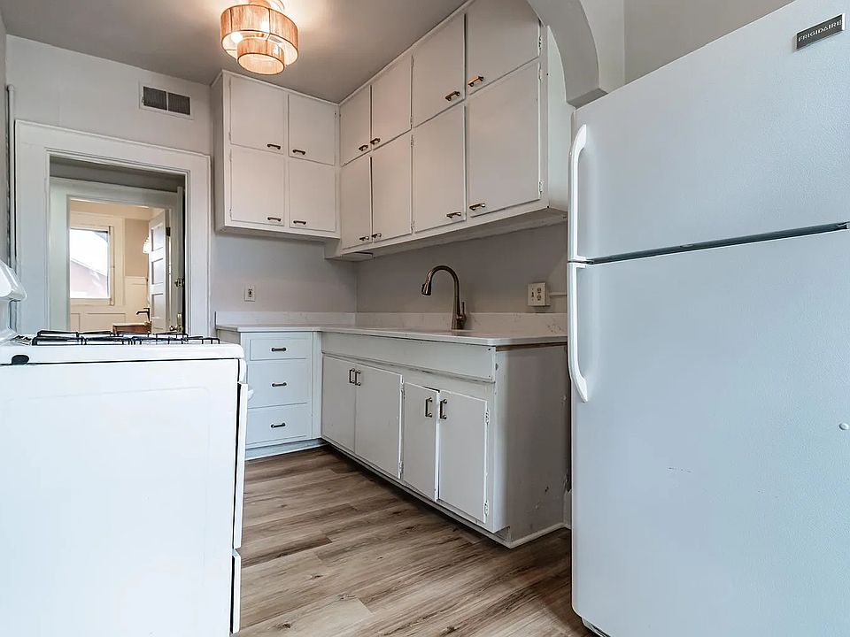 1st image of 410 SE 2nd St #4