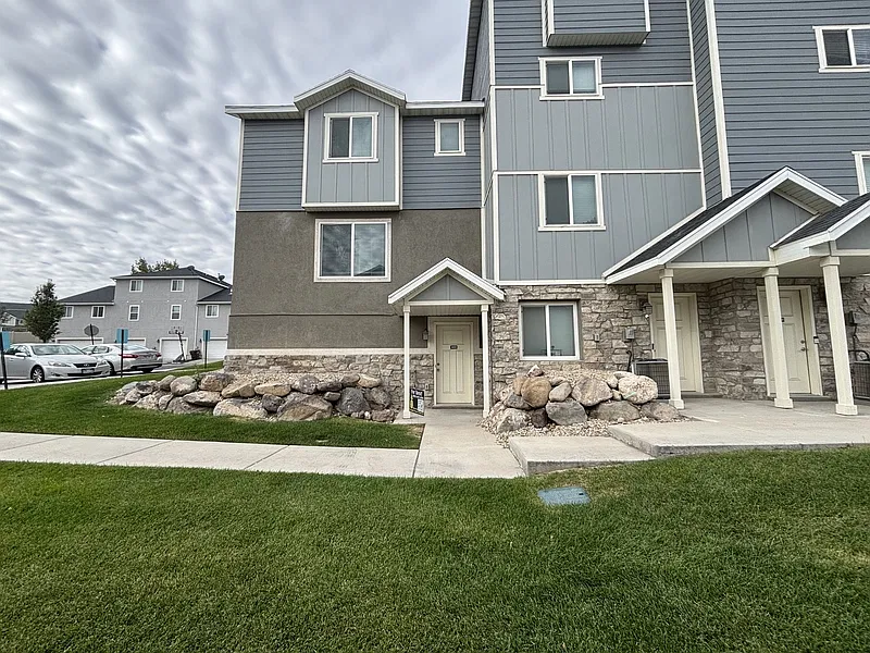 3 bed, 2.5 bath, 1745 sqft, $1,950 — Photo 1