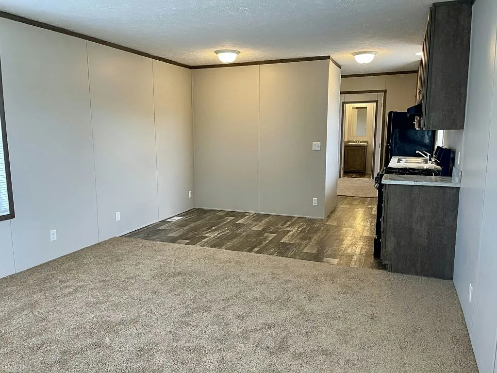 3 bed, 924 sqft, $1,550 — Photo 3