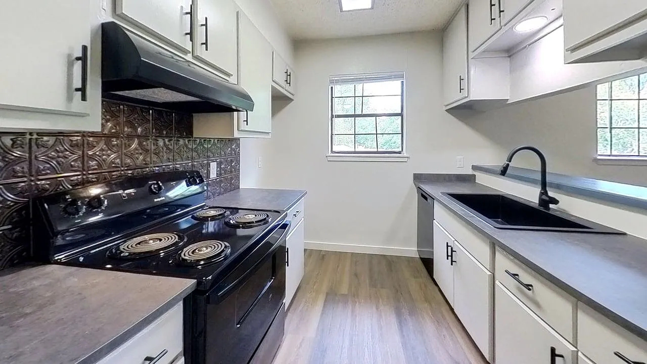 1015 W Martin Luther King Dr — Photo 4
