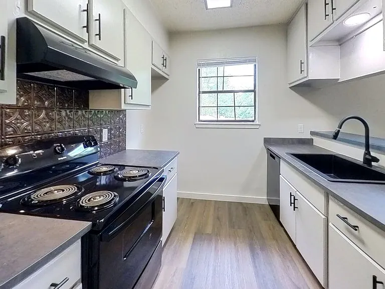 1015 W Martin Luther King Dr #B — Photo 9