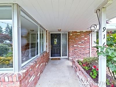 4th image of 916 177th Ave NE