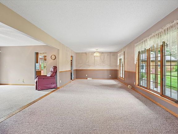 5th image of 607 W View Dr
