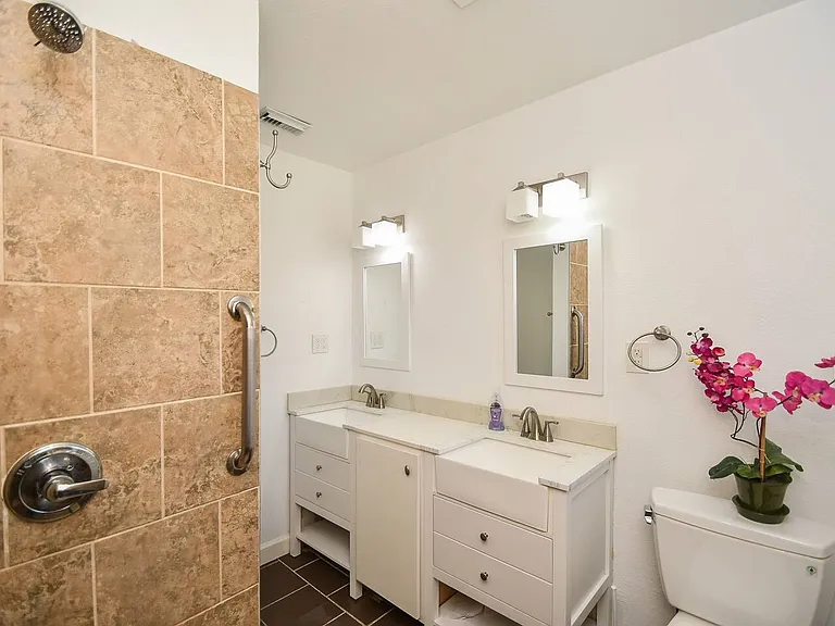 Private Bath room 4