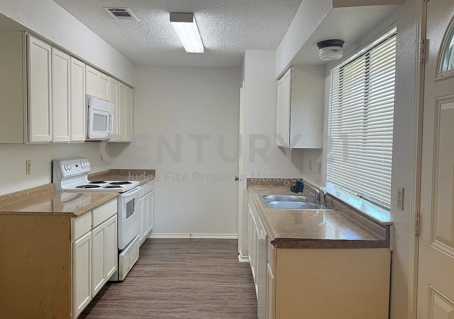 Charming 3/2/2 in Garland For Rent! — Photo 4