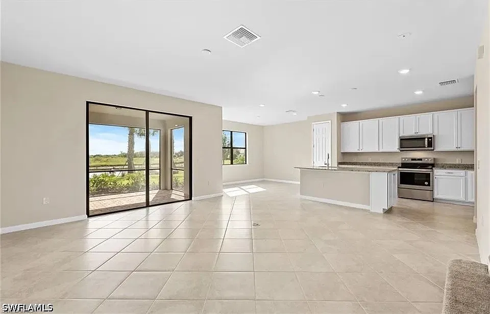 3 bed, 2.5 bath, 2470 sqft, $3,000 — Photo 3