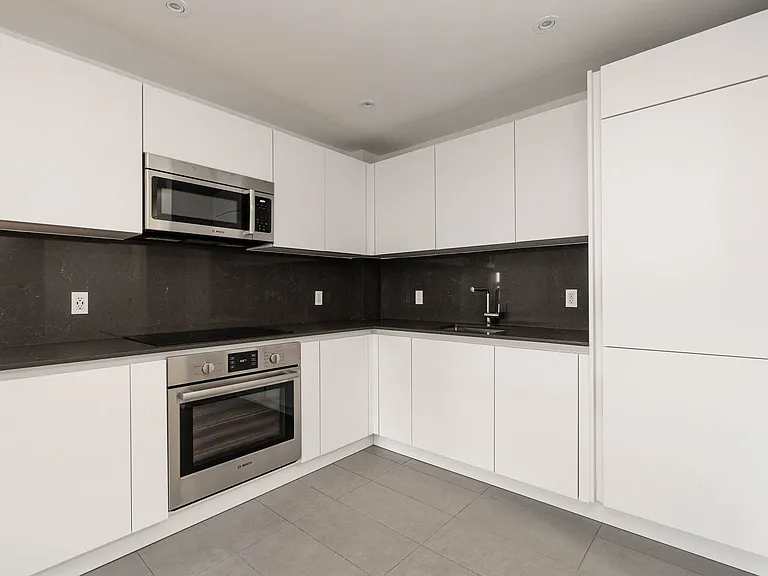 110 Oriole Pkwy — Photo 3