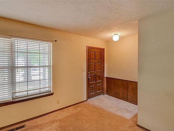 4th image of 2923 Woodview Dr