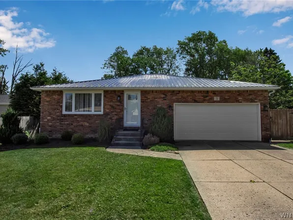 3 Wyndmoor Ct, Depew, NY 14043