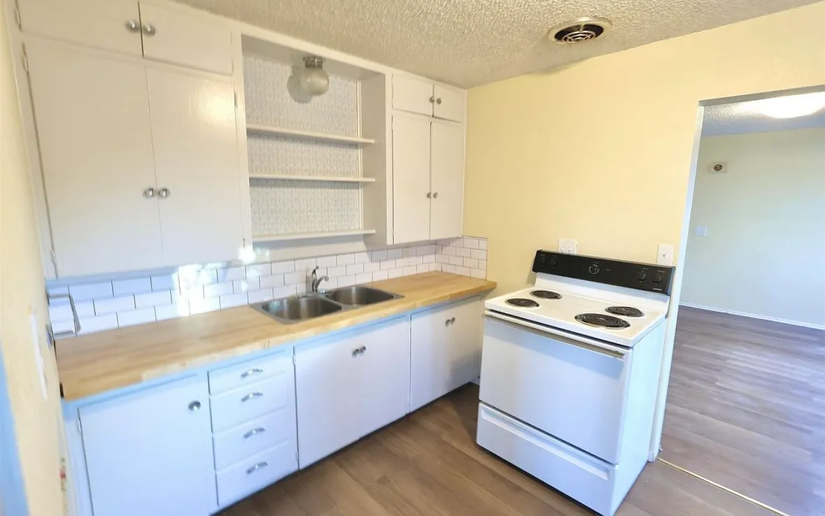 540 SE McKenzie St — Photo 3