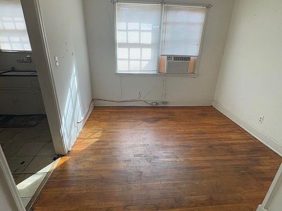 3rd image of 1532 Winona Ave