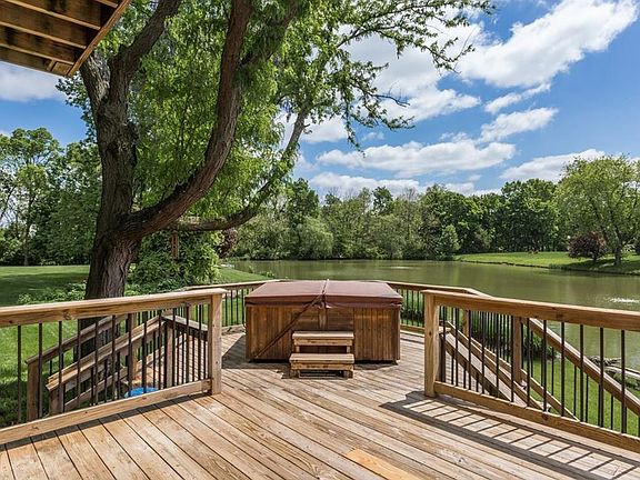 3rd image of 985 Maxwell Ln