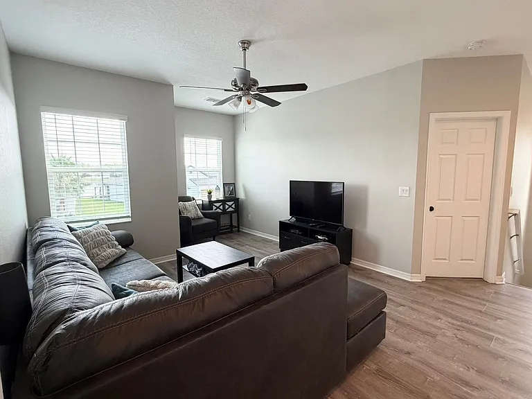 1659 Chatsworth Cir — Photo 4
