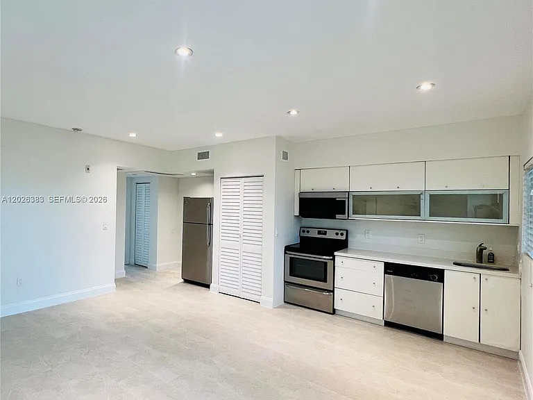6905 Bay Dr #13 — Photo 5