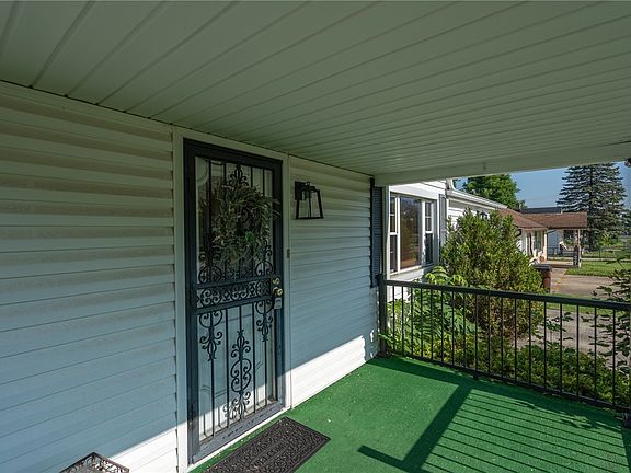 4th image of 1581 Stewart Blvd